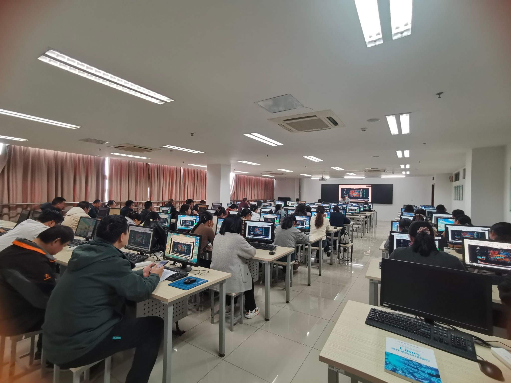 成人视频
组织举办“AI赋能课程建...